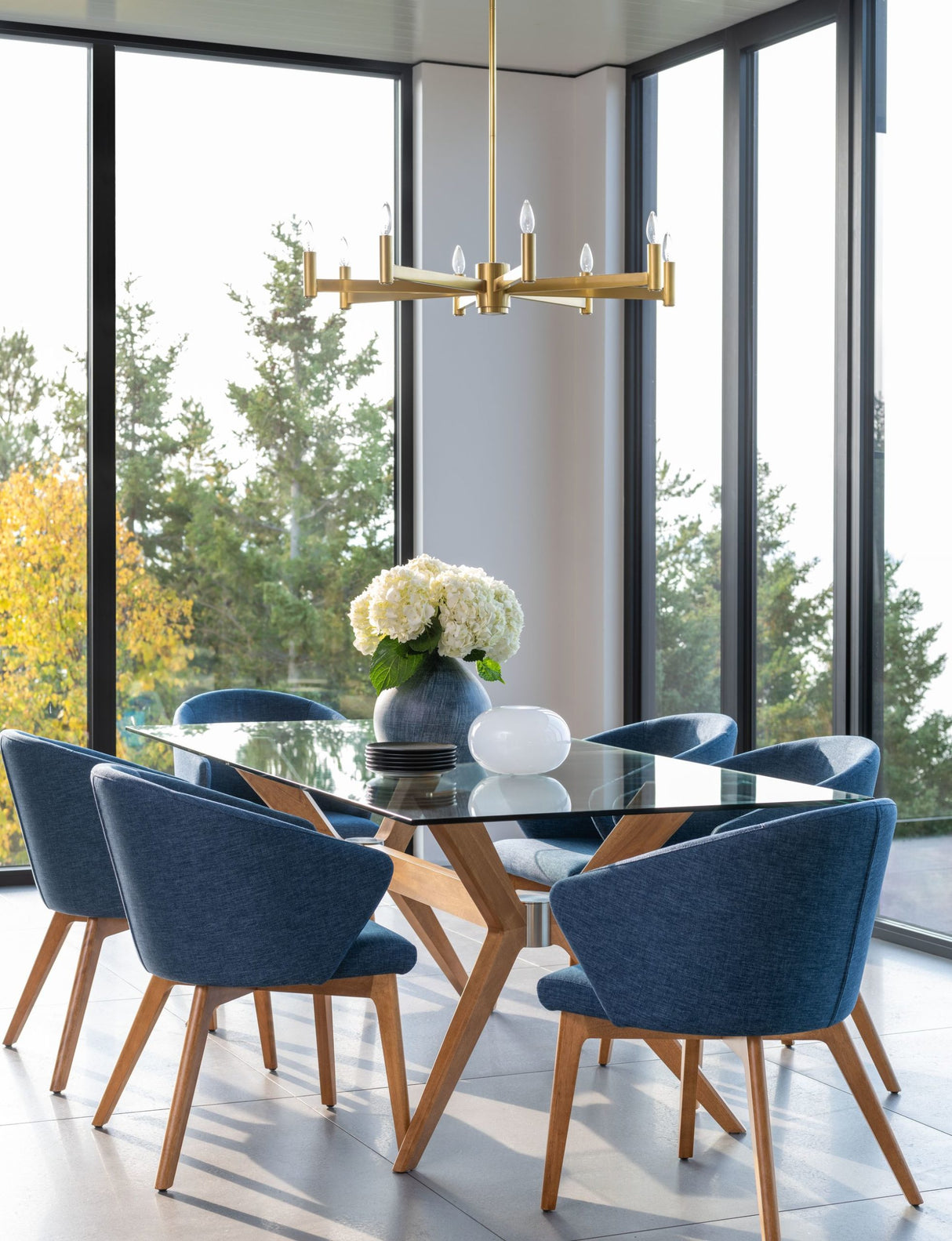 DOWNTOWN GLASS DINING TABLE